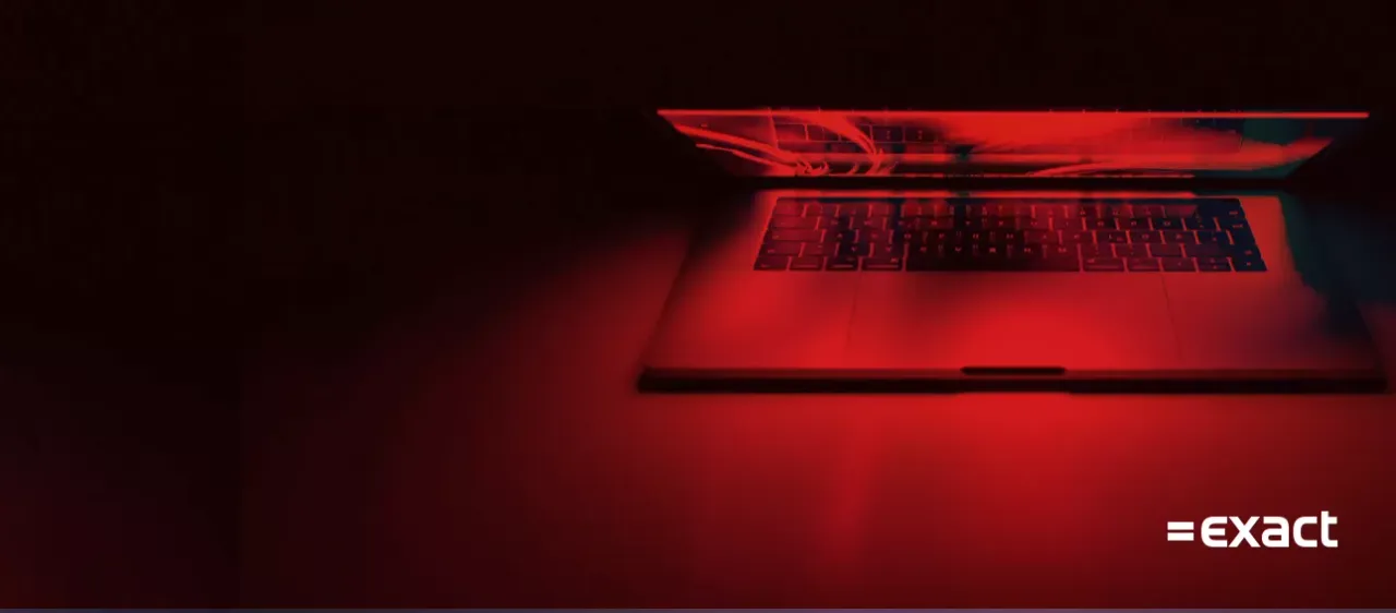 Laptop in rood licht met het Exact-logo